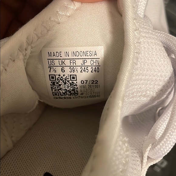 Stylish White Sneakers - Picture 3 of 5